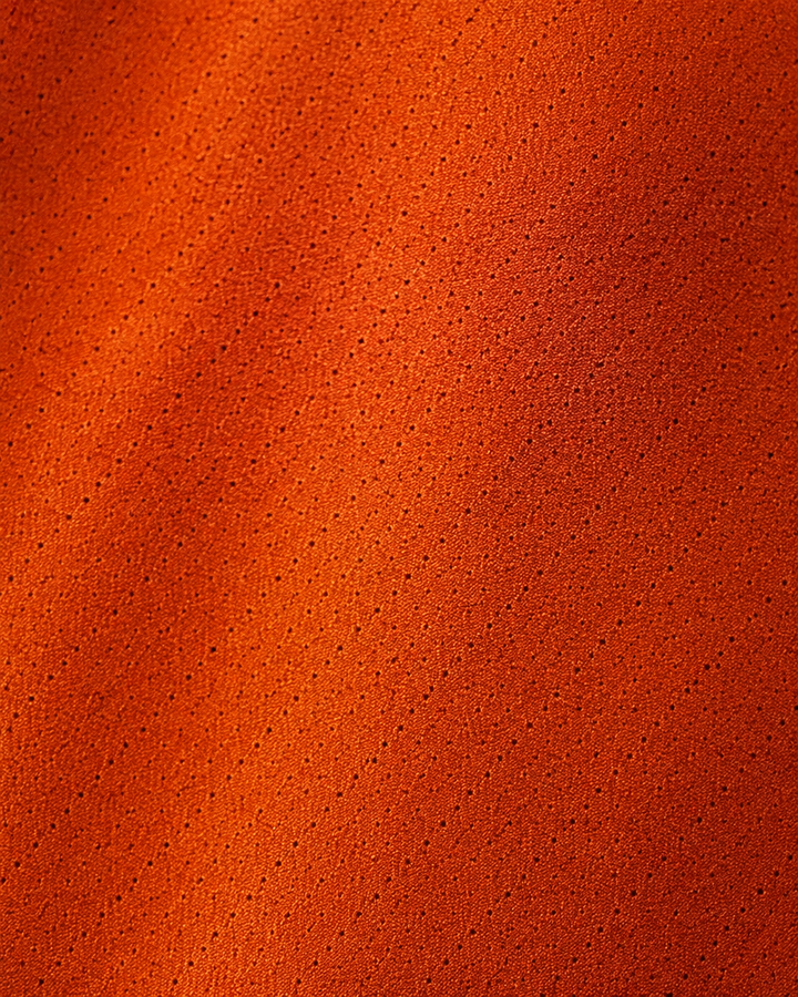 Närbild av randigt mönster på TIANIA SMAL, smal slips i svart och orange