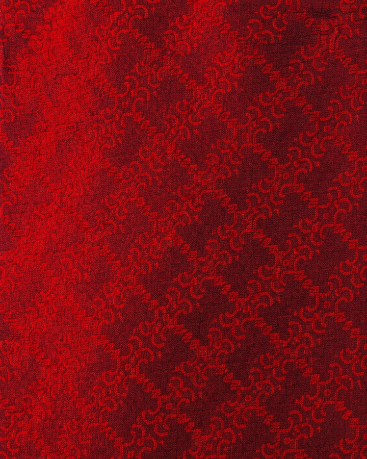 Närbild av mönstrad design på VERITAS, bred slips i rött