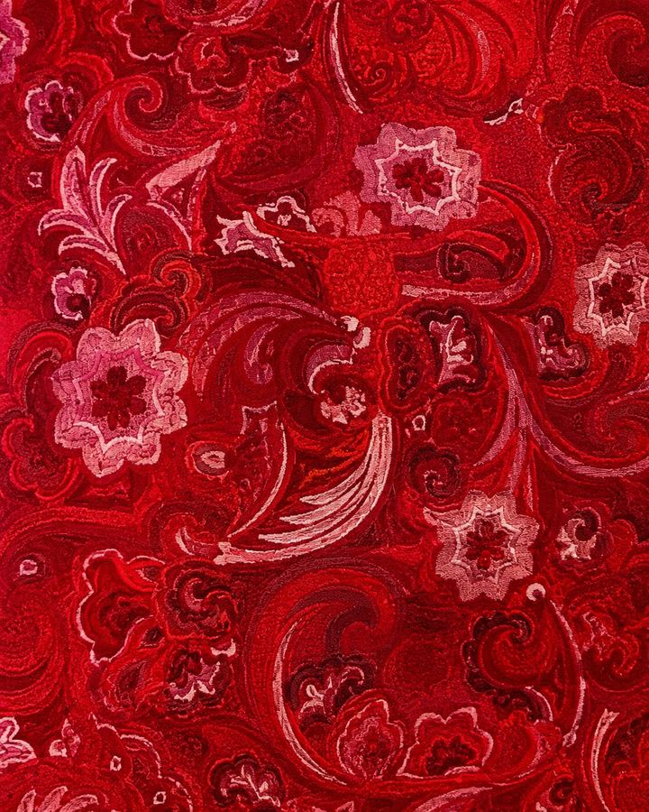 Närbild av blommigt motiv på VILLE, bred slips i rött