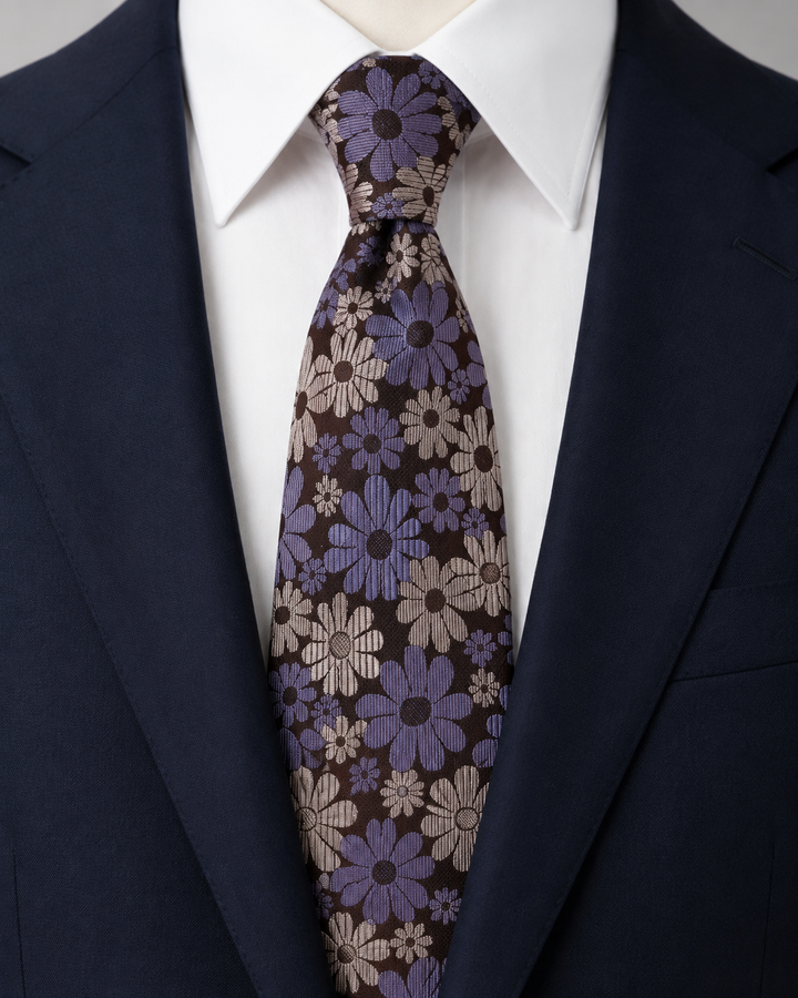 VIOLET, bred slips i lila, vitt och svart med blommigt motiv, formellt stylad