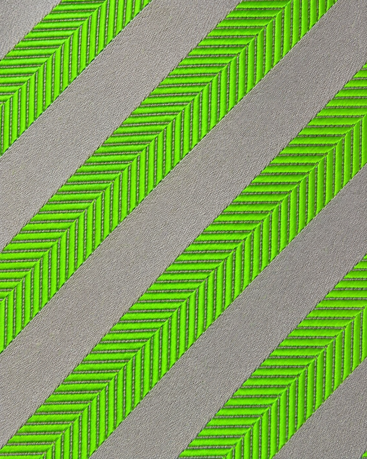 Närbild av mönstrade limegröna diagonala band växelvis med breda silverfärgade band på WASABI, bred slips i limegrönt och silver