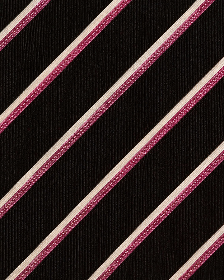 Närbild av randigt mönster på XARRACA, bred slips i svart, vitt och rosa