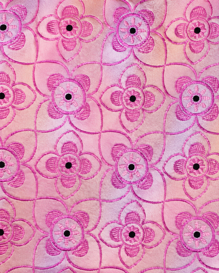 Närbild av blommigt motiv på ZETA, slips i rosa