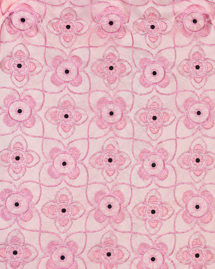 Närbild av blommigt motiv på ZETA, bröstnäsduk i rosa