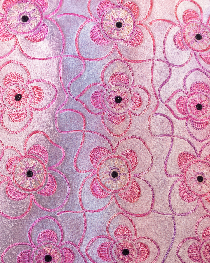 Närbild av blommigt motiv på ZETA SMAL, smal slips i rosa